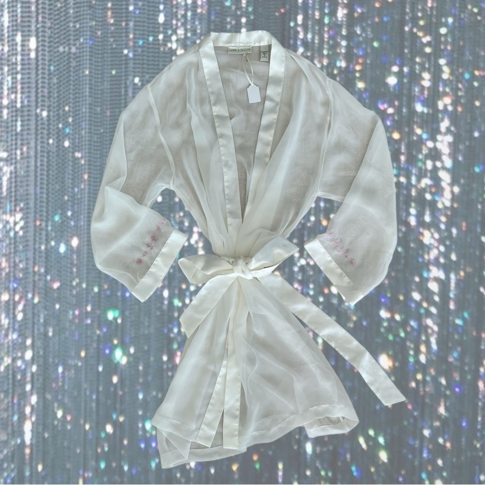 🪩🕊️🤍 Lord & Taylor Sheer Robe with Pink Embroidered Flowers 🤍🕊️🪩